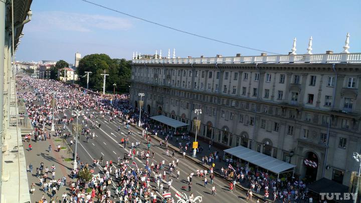 У Мінську – «Марш миру»: люди рухаються в центр, оточений силовиками