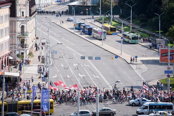 У Мінську – «Марш миру»: люди рухаються в центр, оточений силовиками