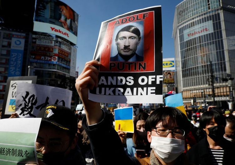 У містах Європи і всього світу люди вийшли з протестами проти вторгнення Росії в Україну – Politico