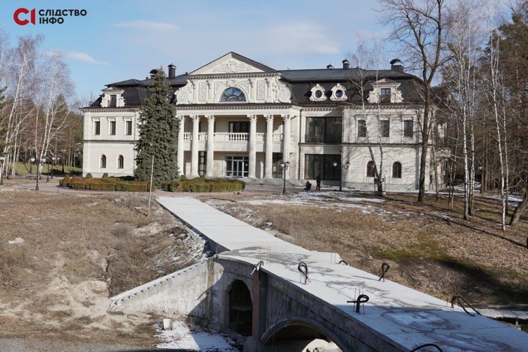 «Пшонка-стайл»: Активісти навідалися в порожній палац Медведчука (ФОТО)