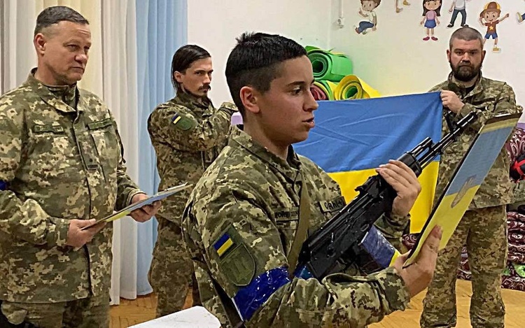 Коли стріляють гармати, музи не мовчать: як українські митці долучаються до оборони країни