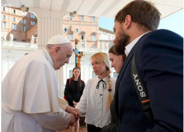 Папа Римський Франциск зустрівся з двома українками, дружинами бійців полку “Азов”