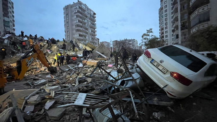 У Туреччині стався потужний землетрус, відомо про понад 500 загиблих – CNN
