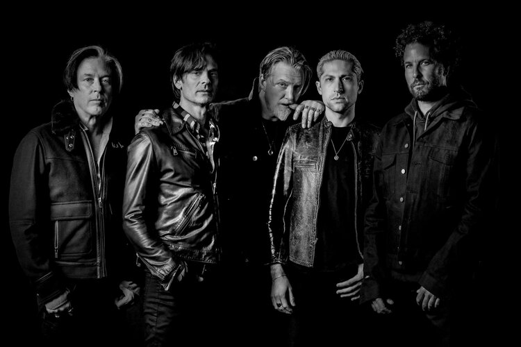  :   Foo Fighters,   Blur  Queens of the Stone Age,  ..  Kola   ,     