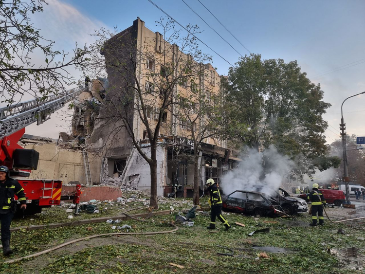 Уночі ворог масово обстріляв міста України крилатими ракетами