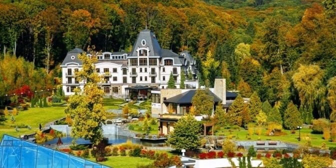Куди поїхати весною в Україні: топ місць для безпечного відпочинку