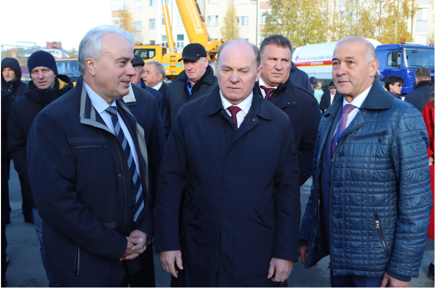 Керівники топових нафтогазових компаній паралельно обіймають посади у впливових природоохоронних організаціях і наукових та освітніх установах. Наприклад, незалежна невиконавча директорка British petroleum Мелоді Маєр – членкиня опікунської ради Трініті університету, а заступник голови правління «Газпрому» Олег Аксютін і незалежний директор «Роснєфті» Алєксандр Накіпєлов мають вищі наукові ступені в російській Академії наук.