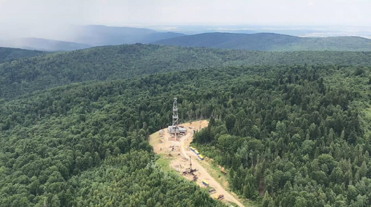Керівники топових нафтогазових компаній паралельно обіймають посади у впливових природоохоронних організаціях і наукових та освітніх установах. Наприклад, незалежна невиконавча директорка British petroleum Мелоді Маєр – членкиня опікунської ради Трініті університету, а заступник голови правління «Газпрому» Олег Аксютін і незалежний директор «Роснєфті» Алєксандр Накіпєлов мають вищі наукові ступені в російській Академії наук.